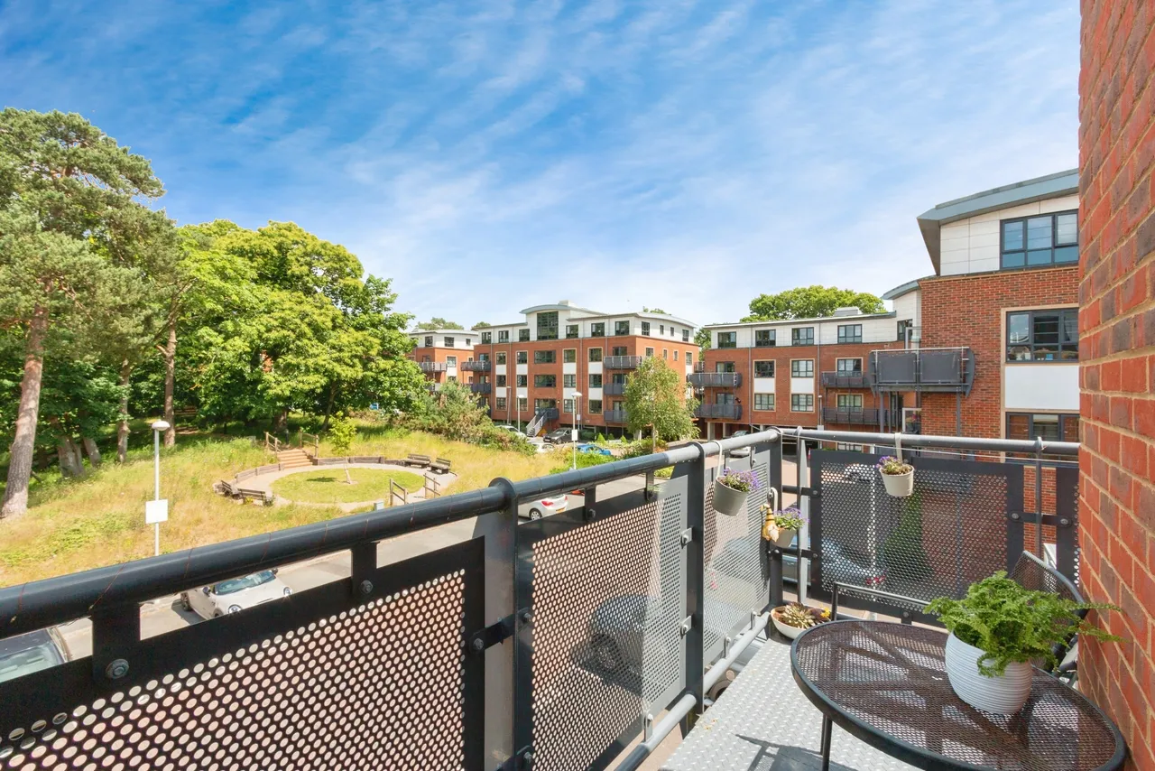 Wallis Square, Farnborough, GU14, photo 5