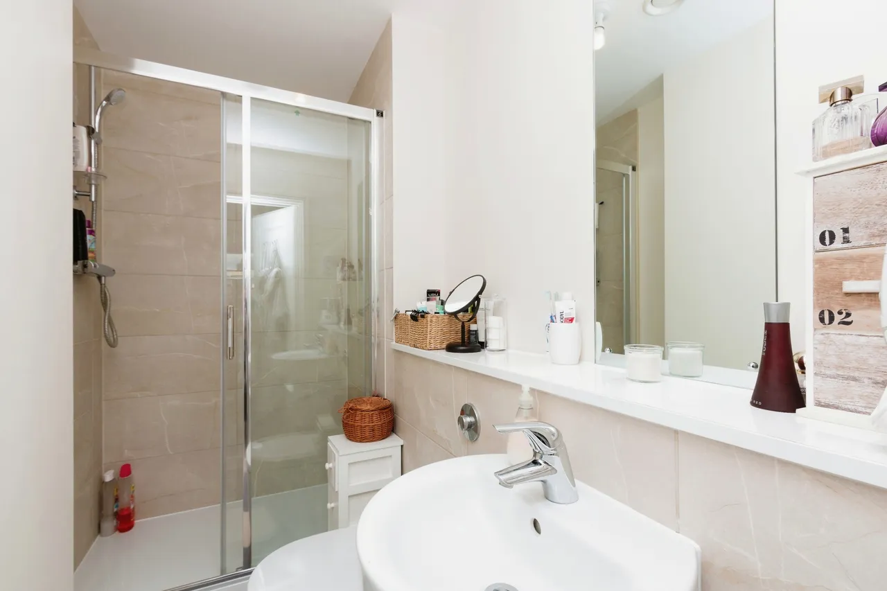 Wallis Square, Farnborough, GU14, photo 9