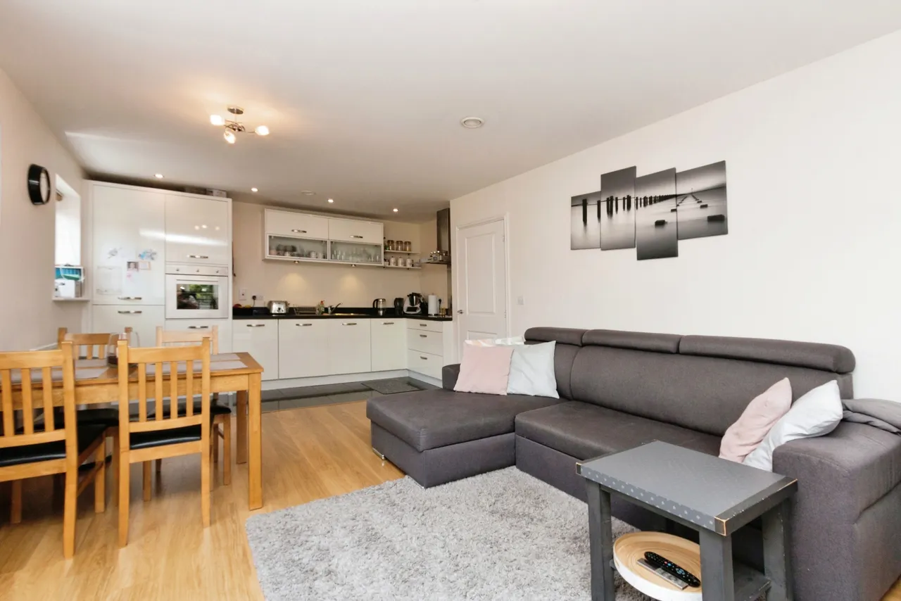 2 bed flat for sale, Wallis Square, Farnborough, GU14