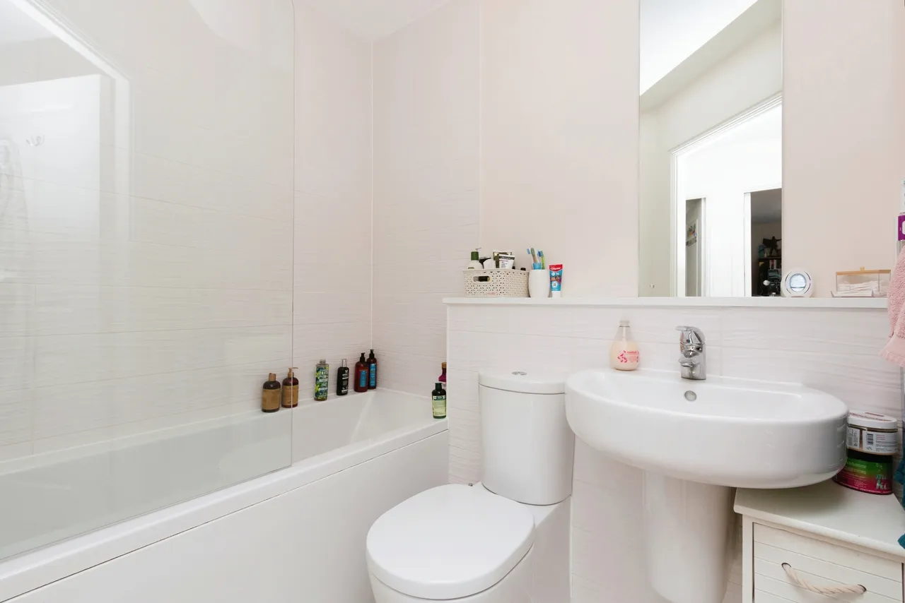 Wallis Square, Farnborough, GU14, photo 11