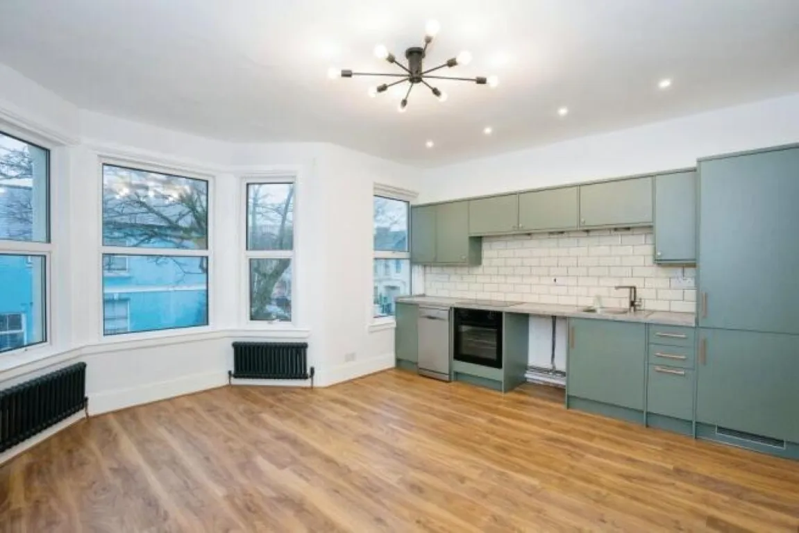 2 bed flat for sale, Ashdown Road, Worthing, BN11
