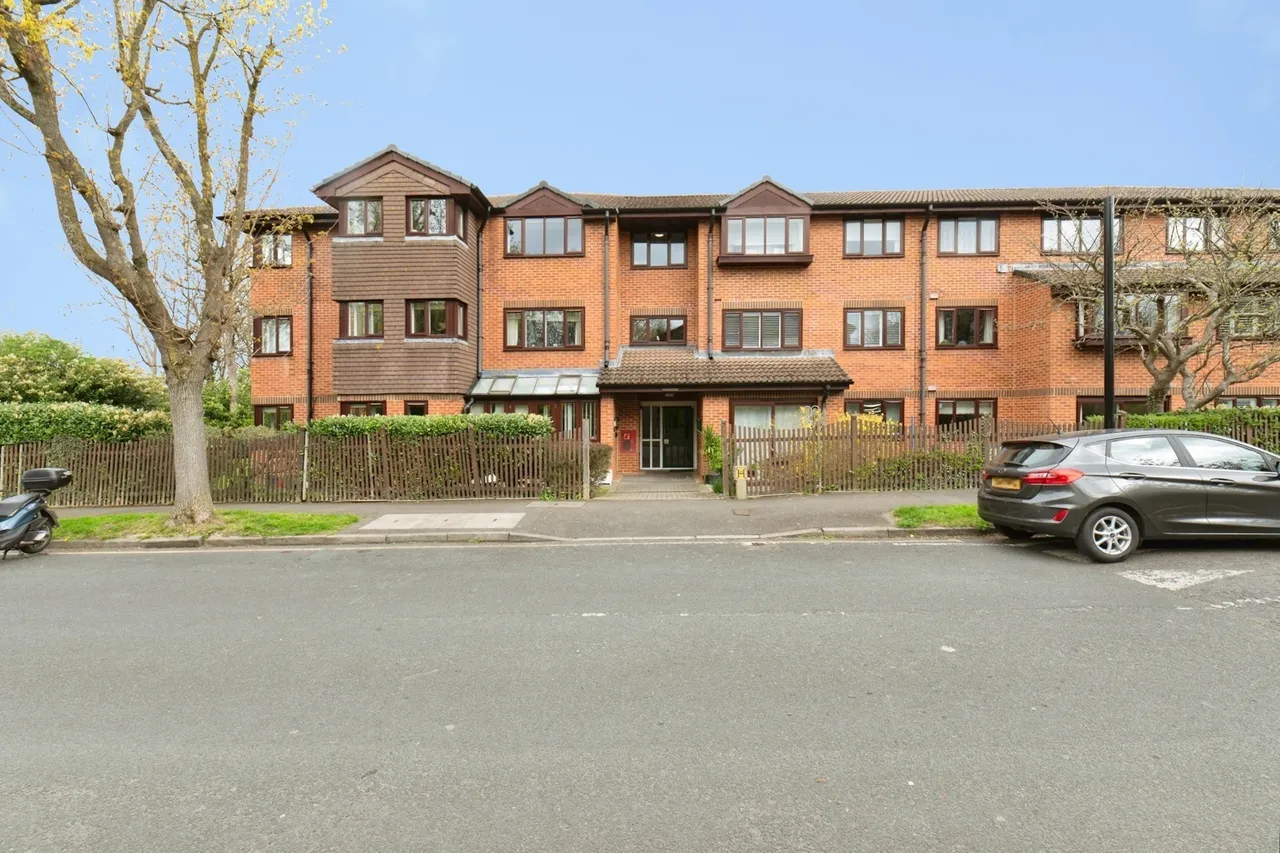 1 bed flat for sale, Wordsworth Drive, Cheam, SM3