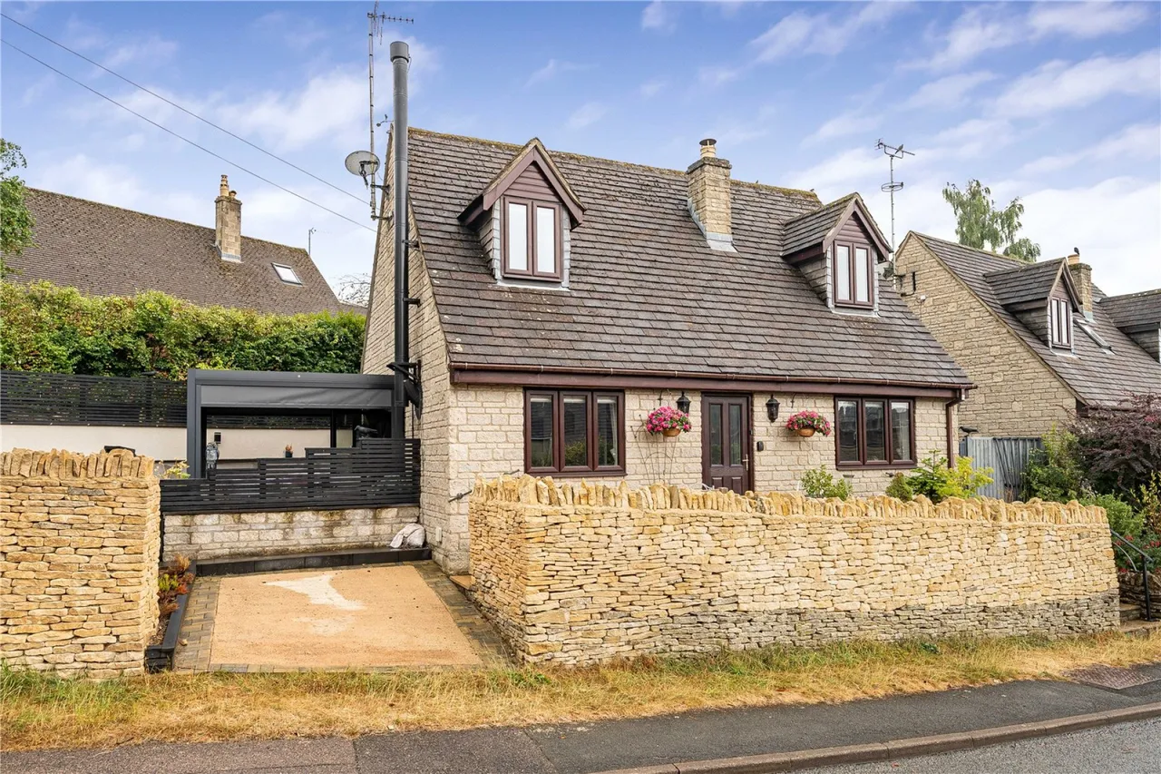 3 bed house for sale, Farmington Road, Northleach, GL54