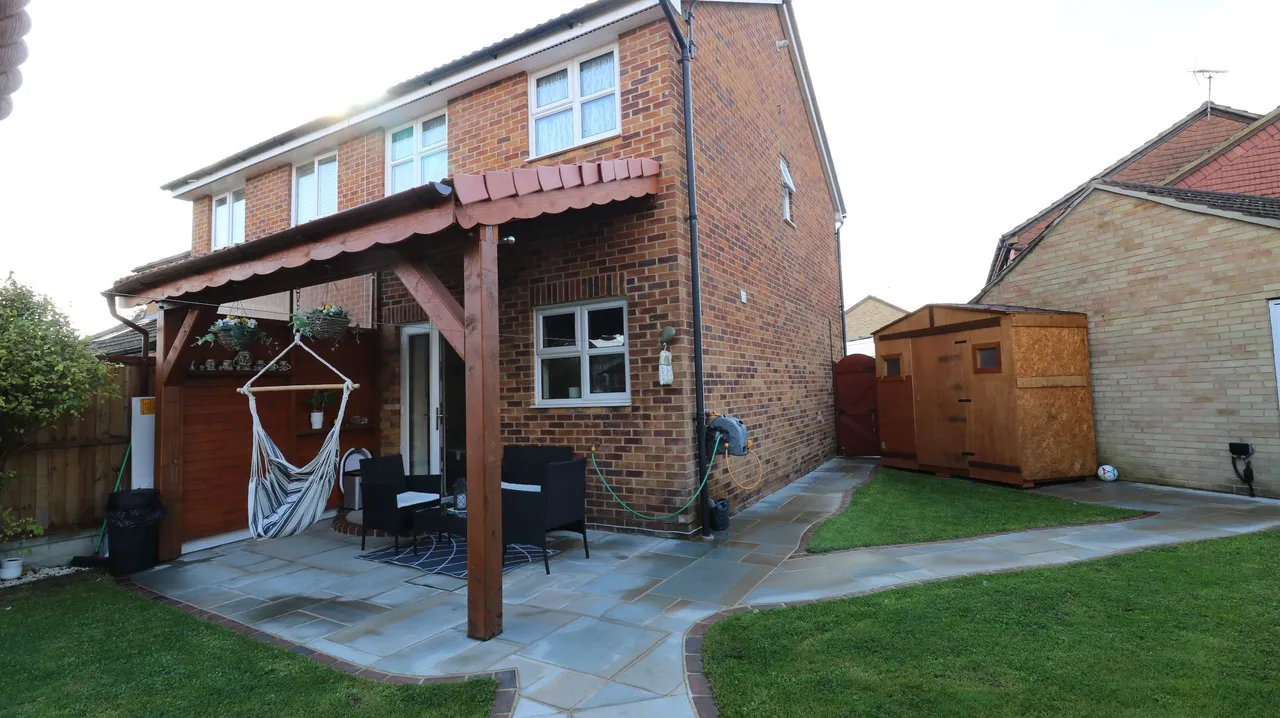 3 bed house for sale — Curling Lane, Grays, Essex, RM17 5JB