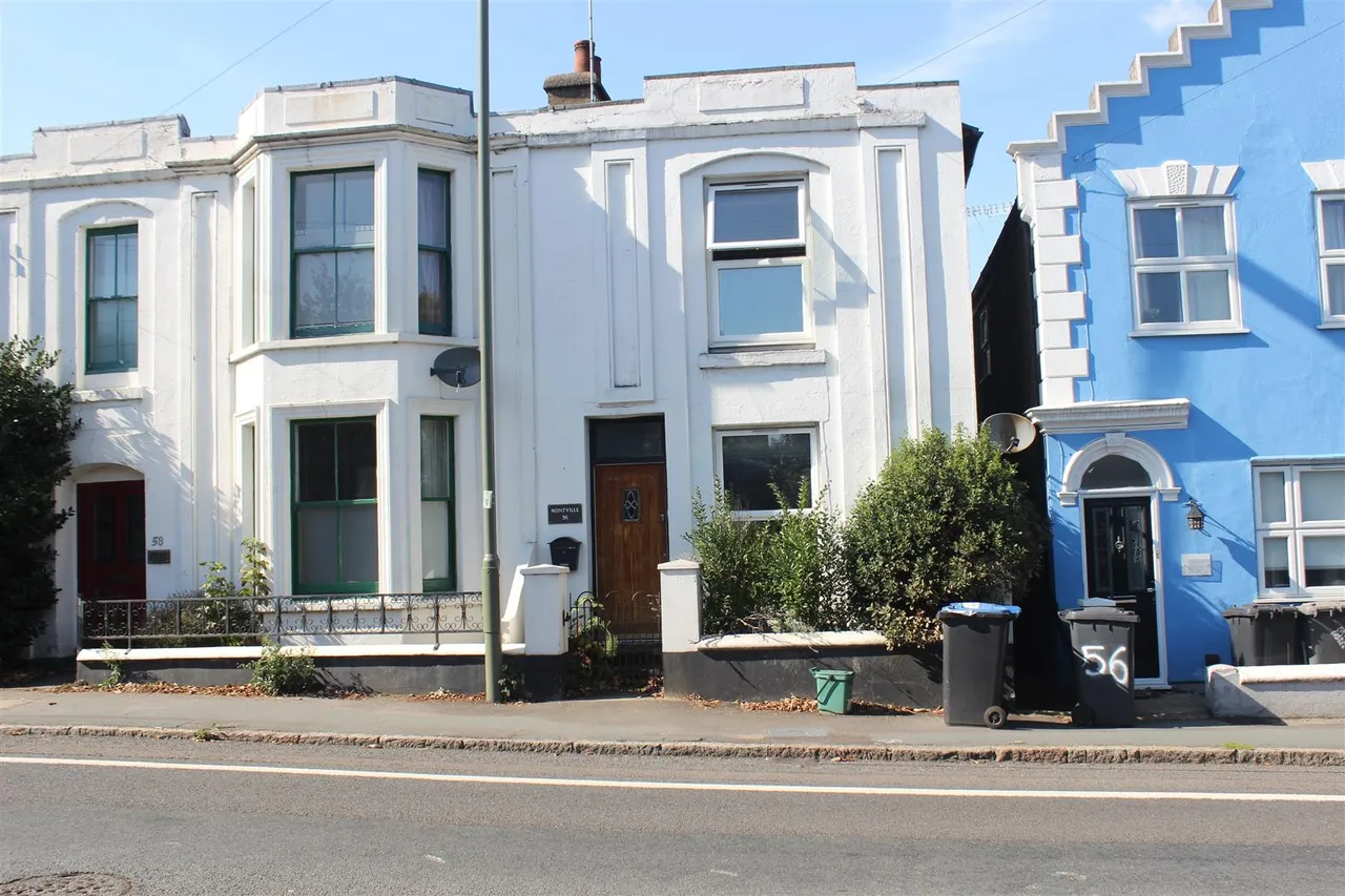 3 bed property to rent — Egham Hill, Egham, Surrey, TW20 0BG