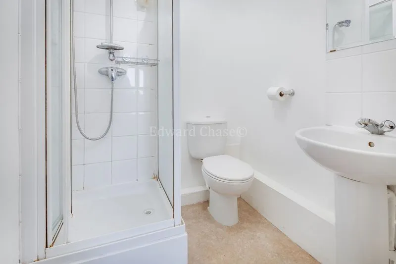 Eastern Avenue, Ilford, IG2, photo 10
