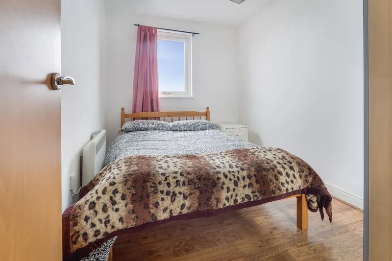 Eastern Avenue, Ilford, IG2, photo 9