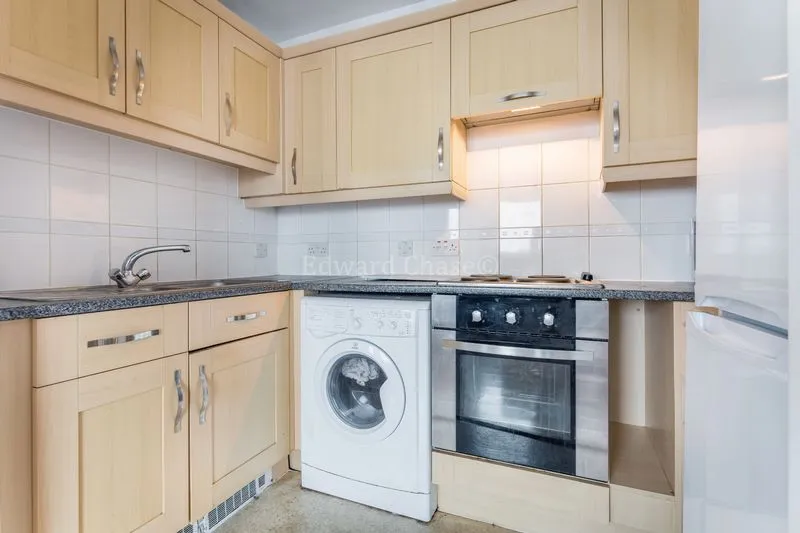 Eastern Avenue, Ilford, IG2, photo 6