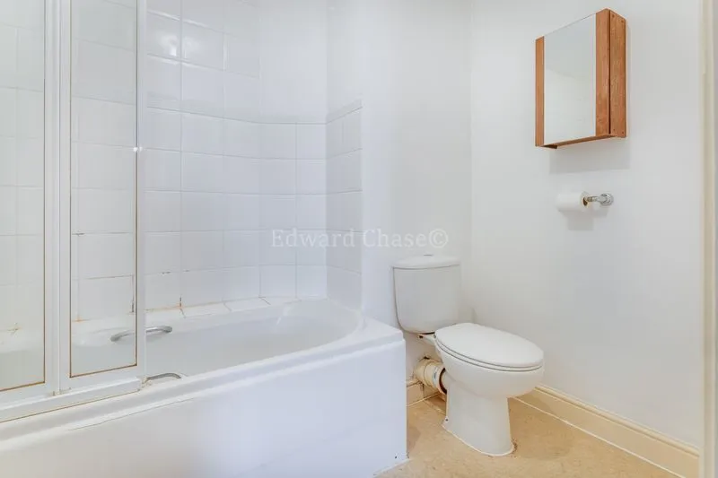 Eastern Avenue, Ilford, IG2, photo 8