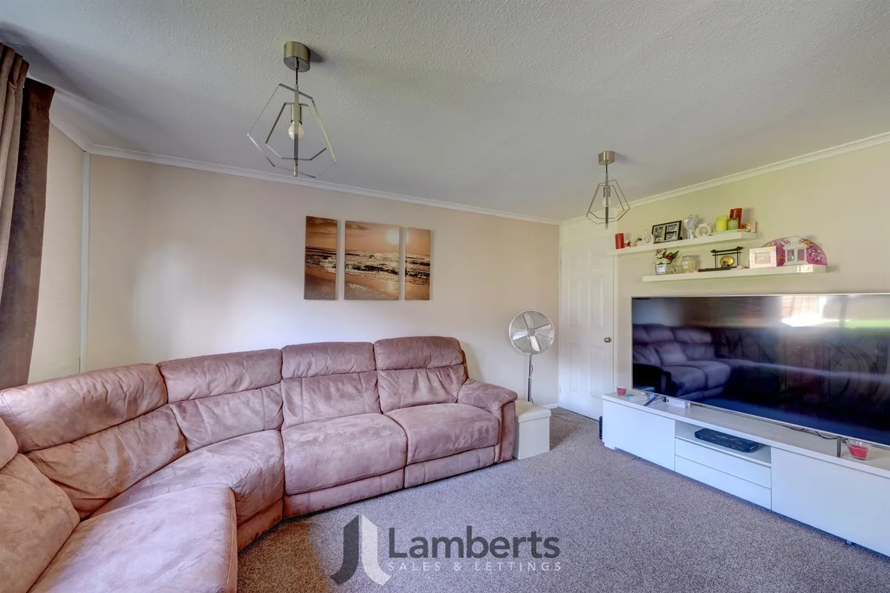 55 Langley Close, Redditch, photo 2