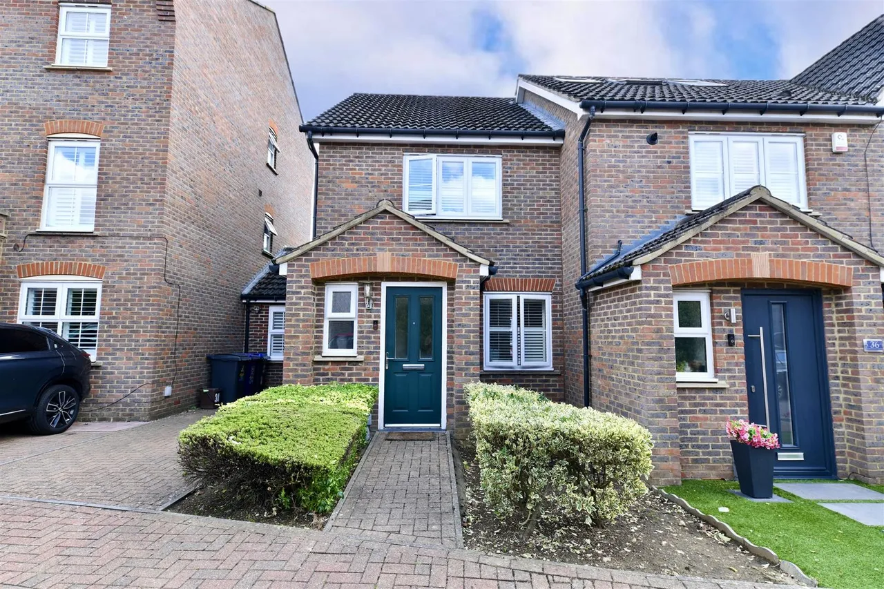 2 bed house for sale — Cotswold Drive, Stevenage, Herts, SG1 6GT