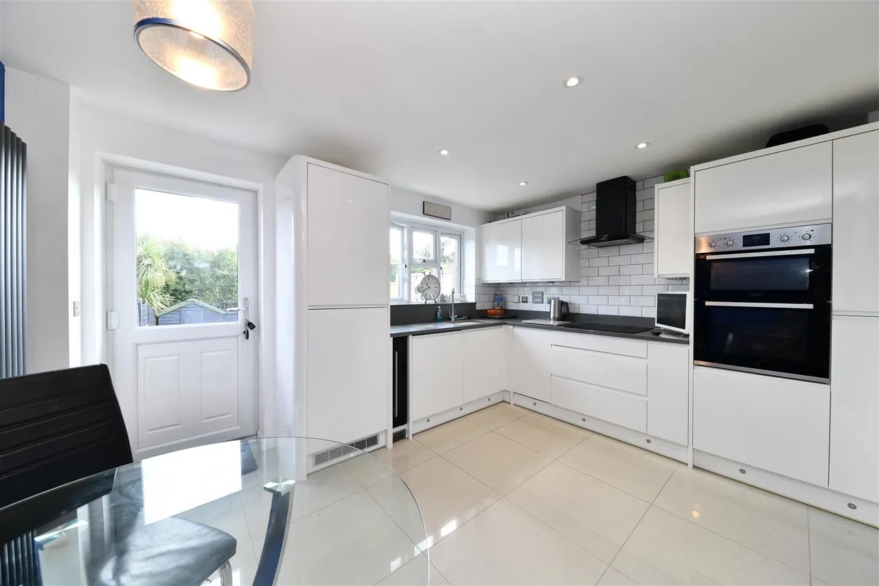 Cotswold Drive, Stevenage, Herts, SG1 6GT, photo 3