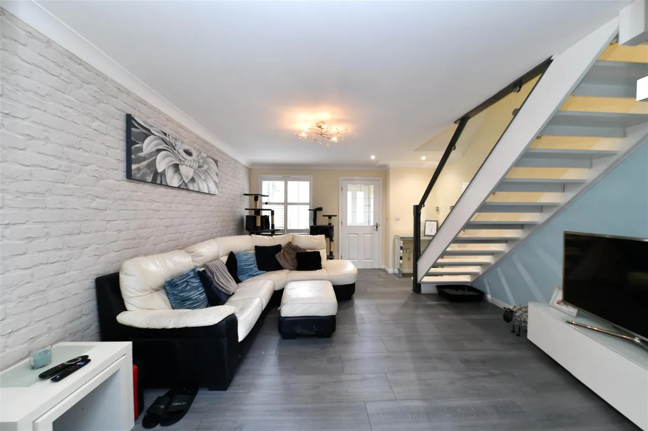 Cotswold Drive, Stevenage, Herts, SG1 6GT, photo 2
