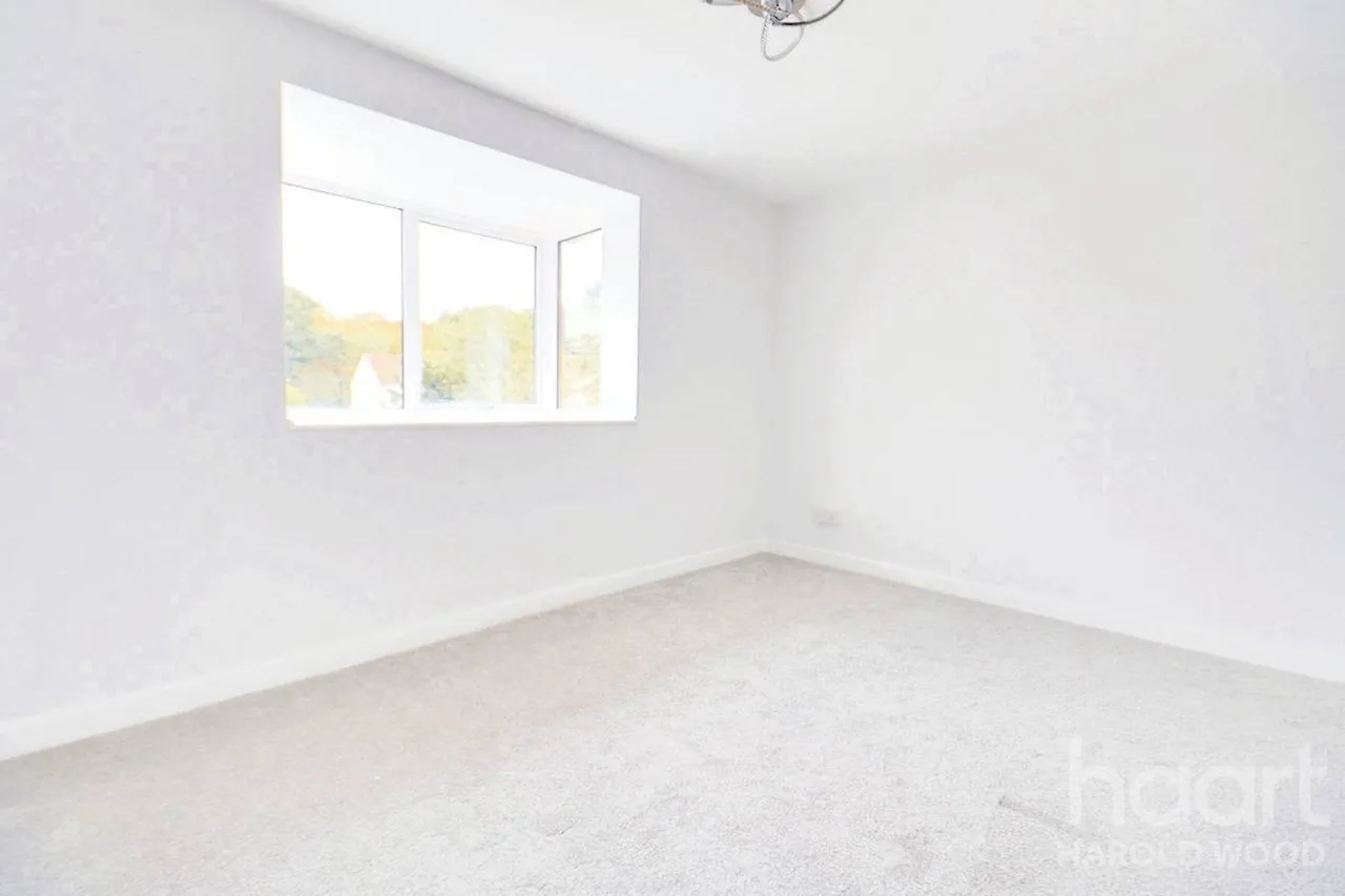 Harkness Close, Harold Hill, RM3, photo 8
