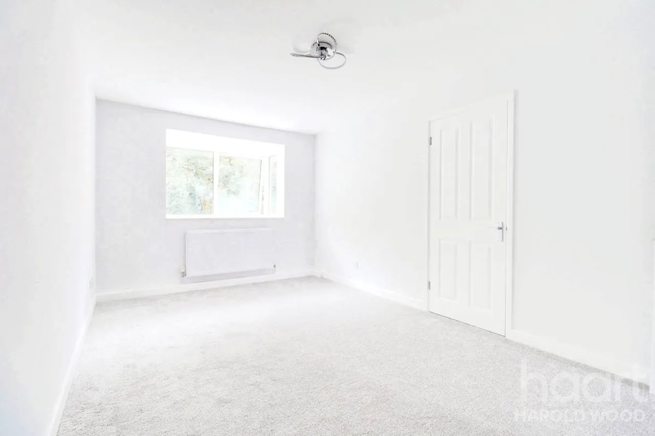 Harkness Close, Harold Hill, RM3, photo 2