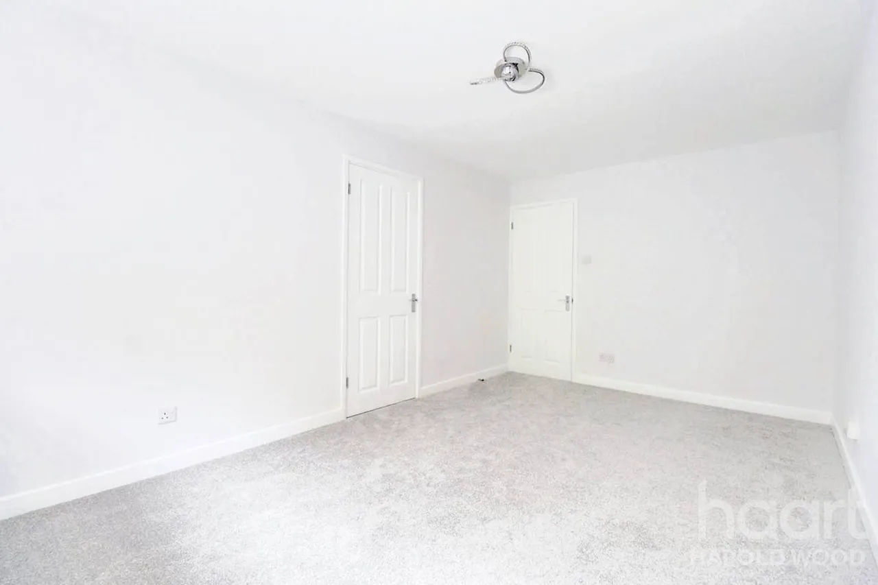 Harkness Close, Harold Hill, RM3, photo 3