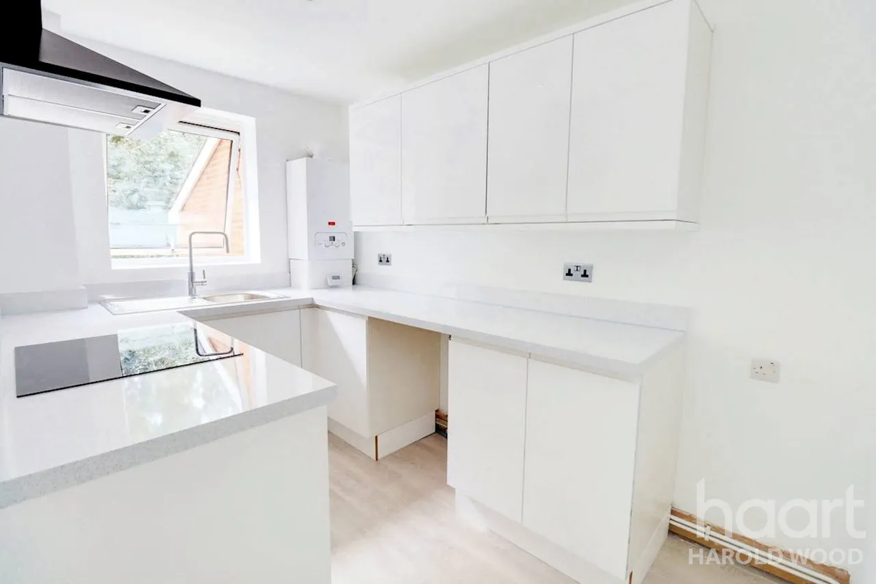 Harkness Close, Harold Hill, RM3, photo 5