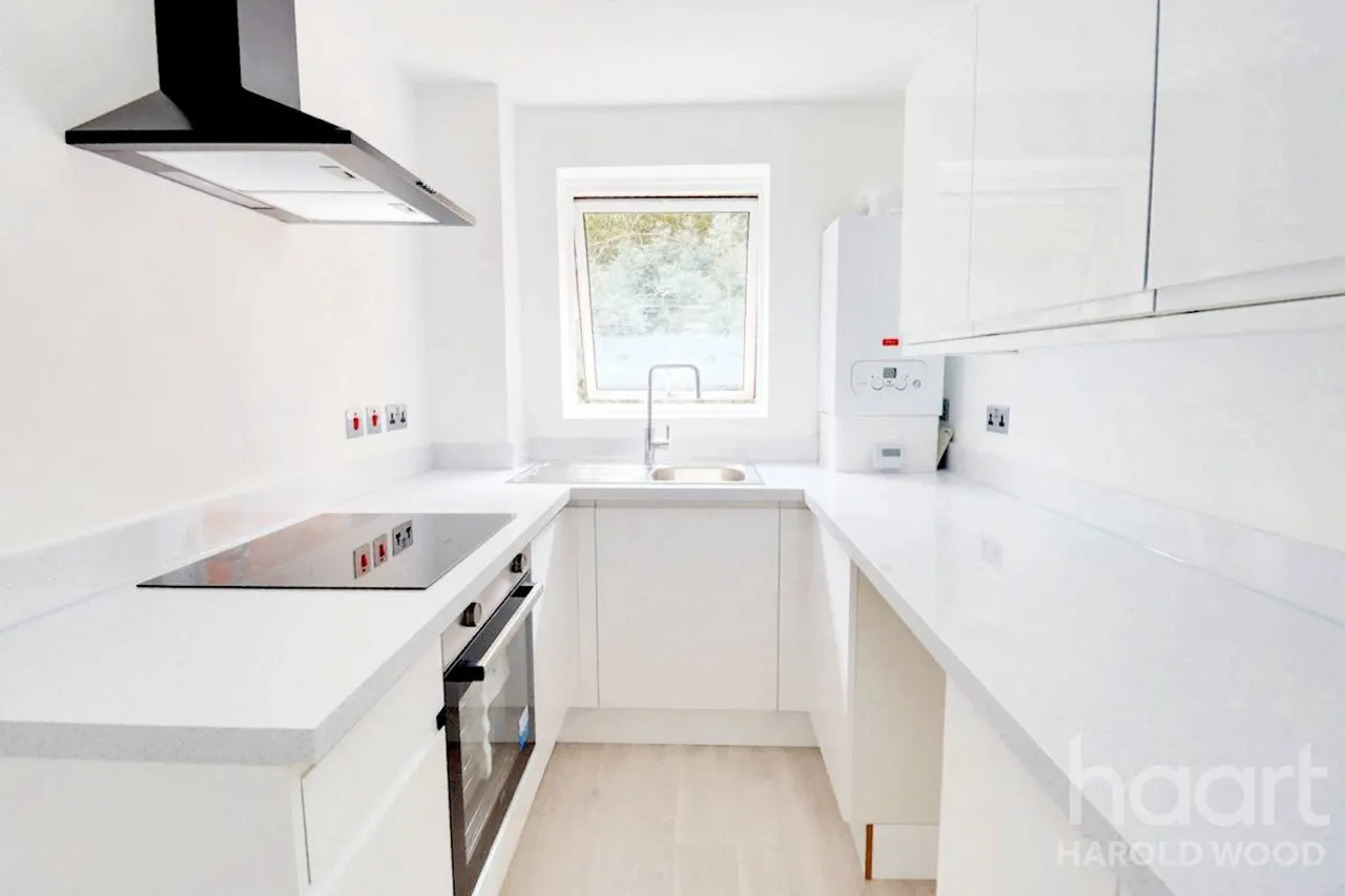 Harkness Close, Harold Hill, RM3, photo 4