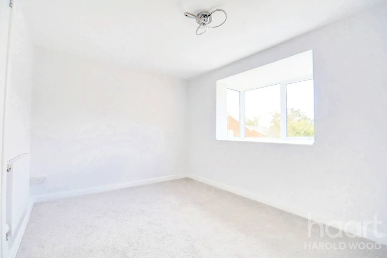Harkness Close, Harold Hill, RM3, photo 7
