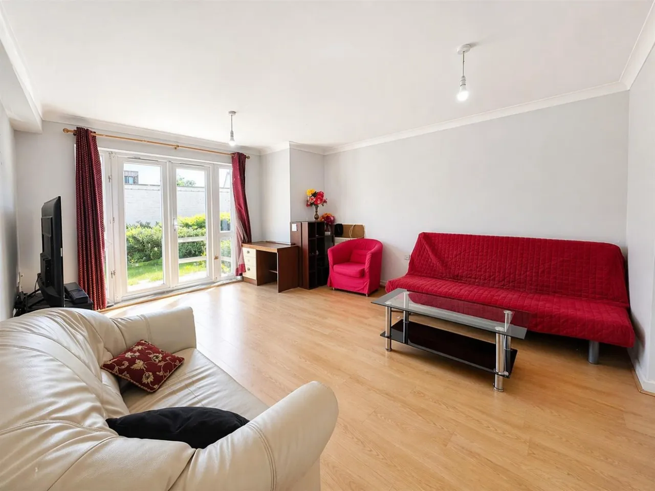 bed Apartment For SaleDominion Close, Hounslow, TW3, photo 9
