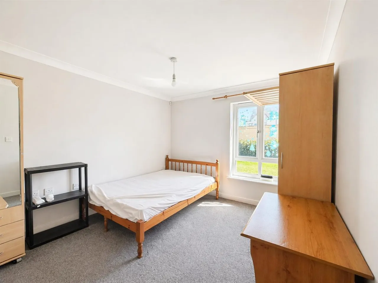 bed Apartment For SaleDominion Close, Hounslow, TW3, photo 4