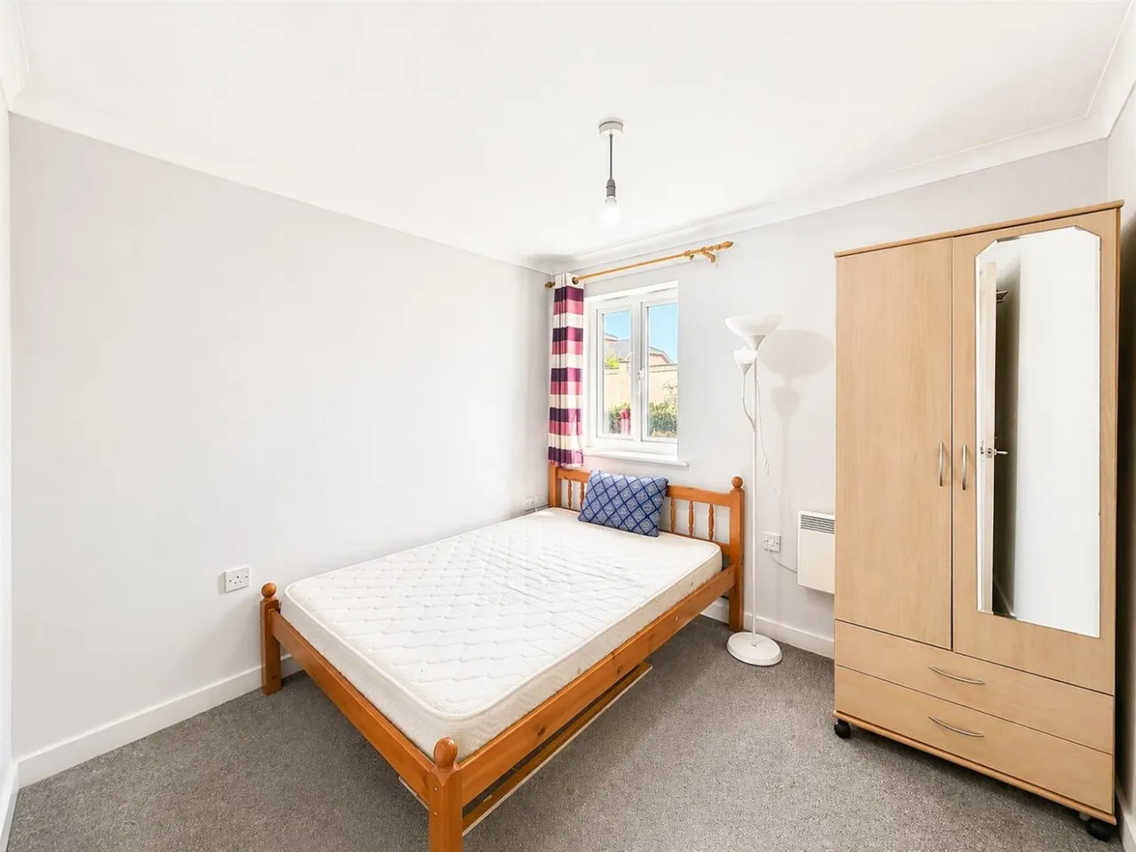 bed Apartment For SaleDominion Close, Hounslow, TW3, photo 6