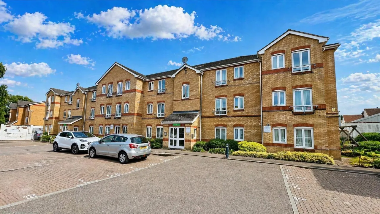 bed Apartment For SaleDominion Close, Hounslow, TW3, photo 3