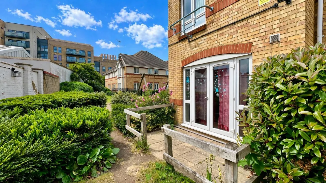 bed Apartment For SaleDominion Close, Hounslow, TW3, photo 10
