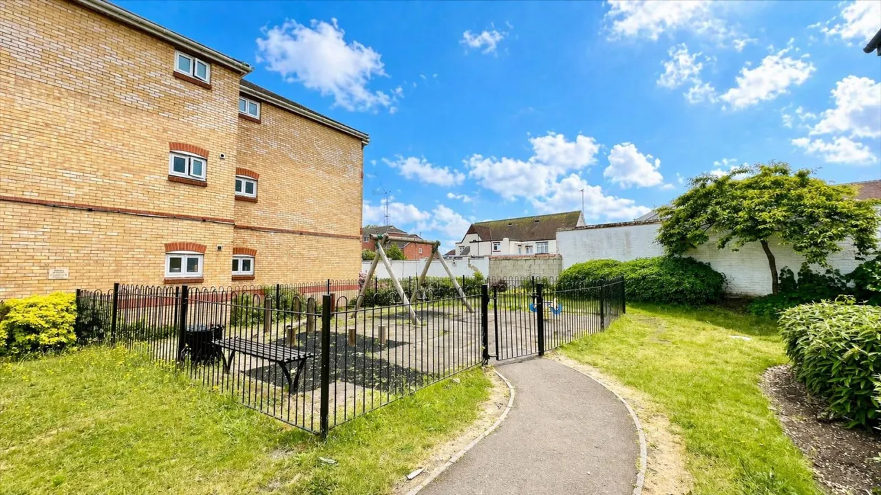 bed Apartment For SaleDominion Close, Hounslow, TW3, photo 7