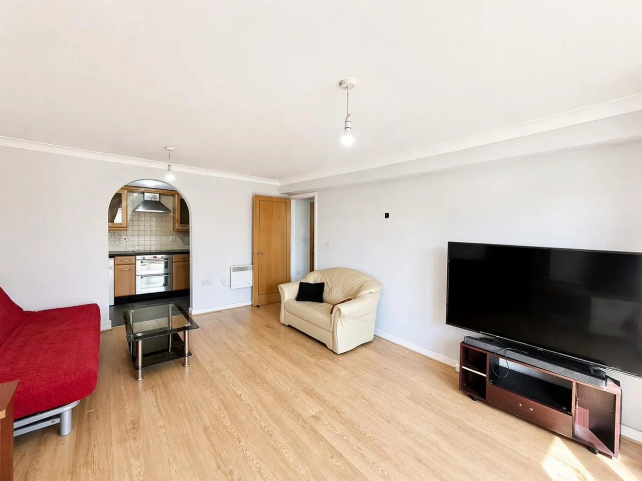 bed Apartment For SaleDominion Close, Hounslow, TW3, photo 2