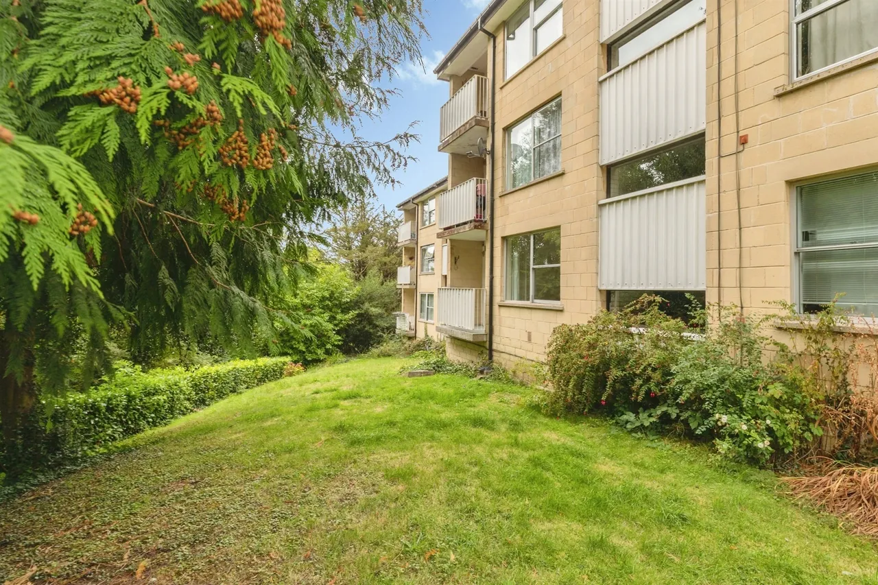 2 bed flat for sale — Weston Park West, Bath
