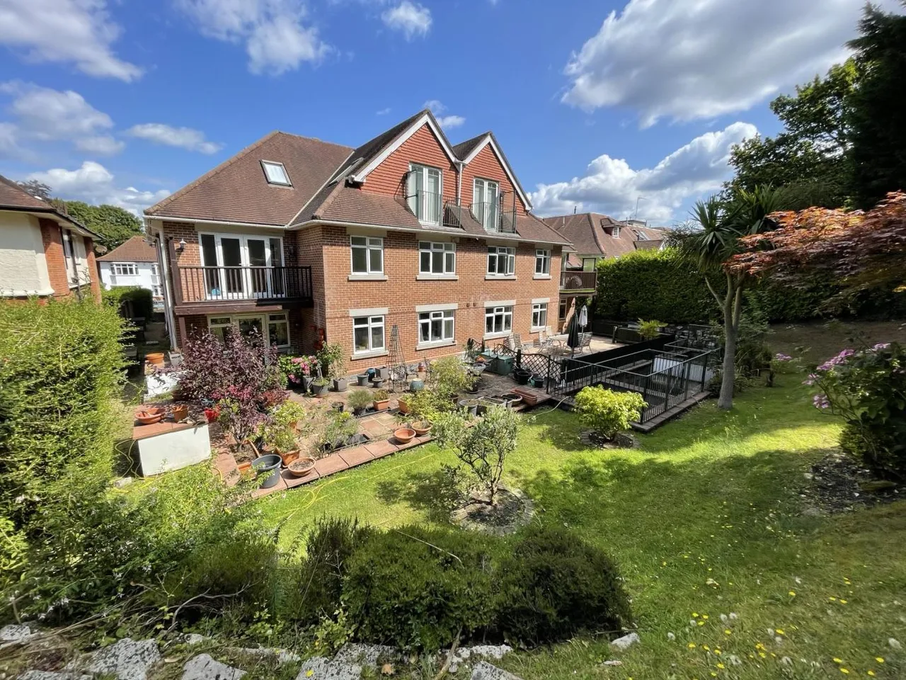 Branksome Chase, BH14, photo 22