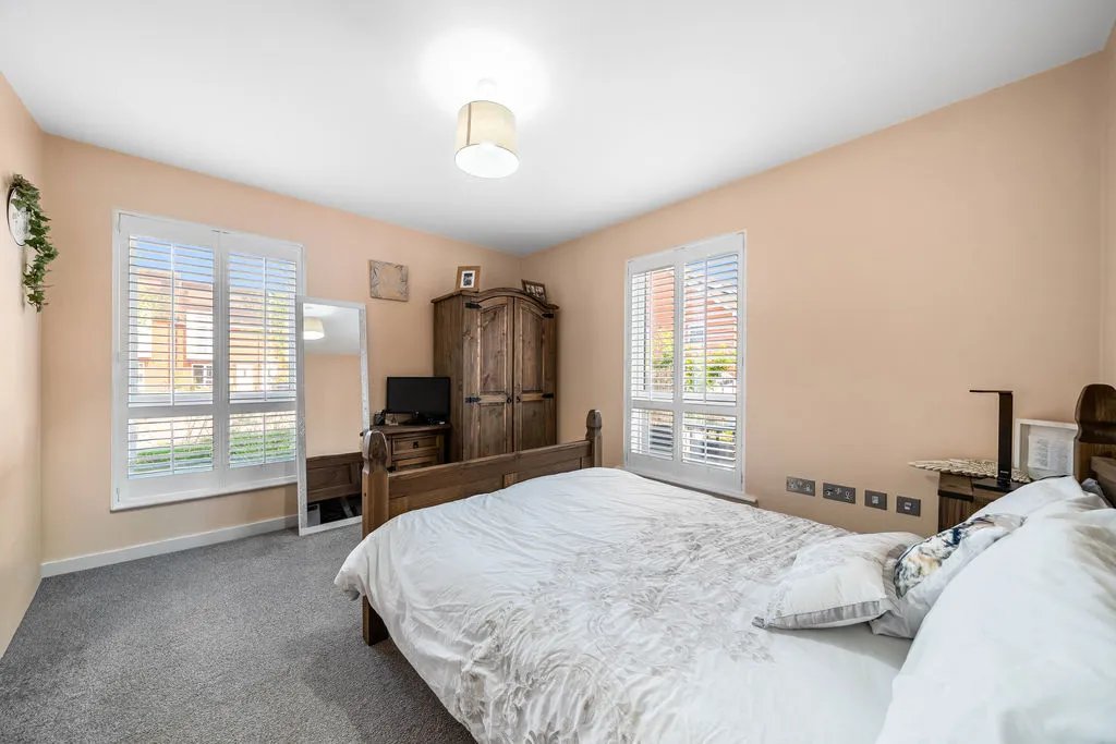 Howden Drive, Row Town KT15 1EA, photo 8