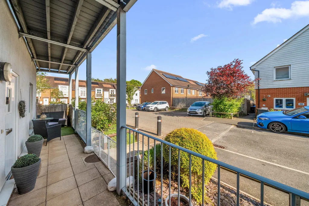 Howden Drive, Row Town KT15 1EA, photo 3
