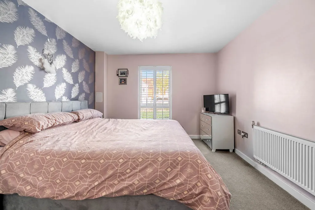Howden Drive, Row Town KT15 1EA, photo 7