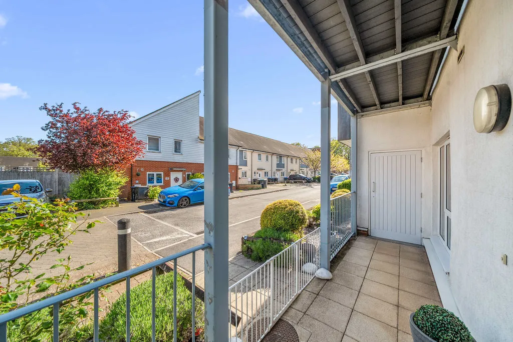 Howden Drive, Row Town KT15 1EA, photo 2
