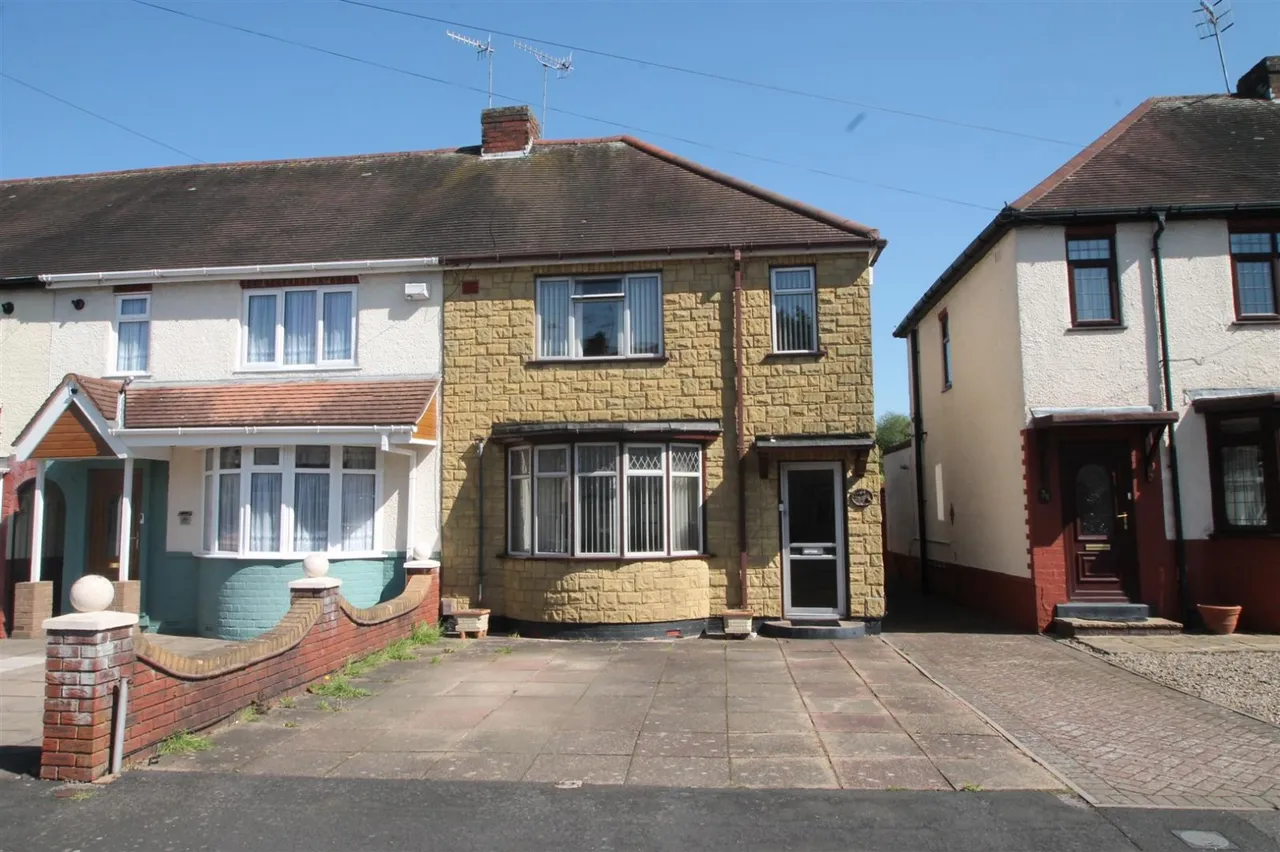 3 bed property for sale — Hickmans Avenue, Cradley Heath