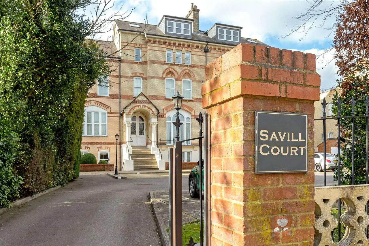 2 bed flat for sale — Savill Court 1-3, Fairmile, Henley-on-Thames, Oxfordshire, RG9 2JR