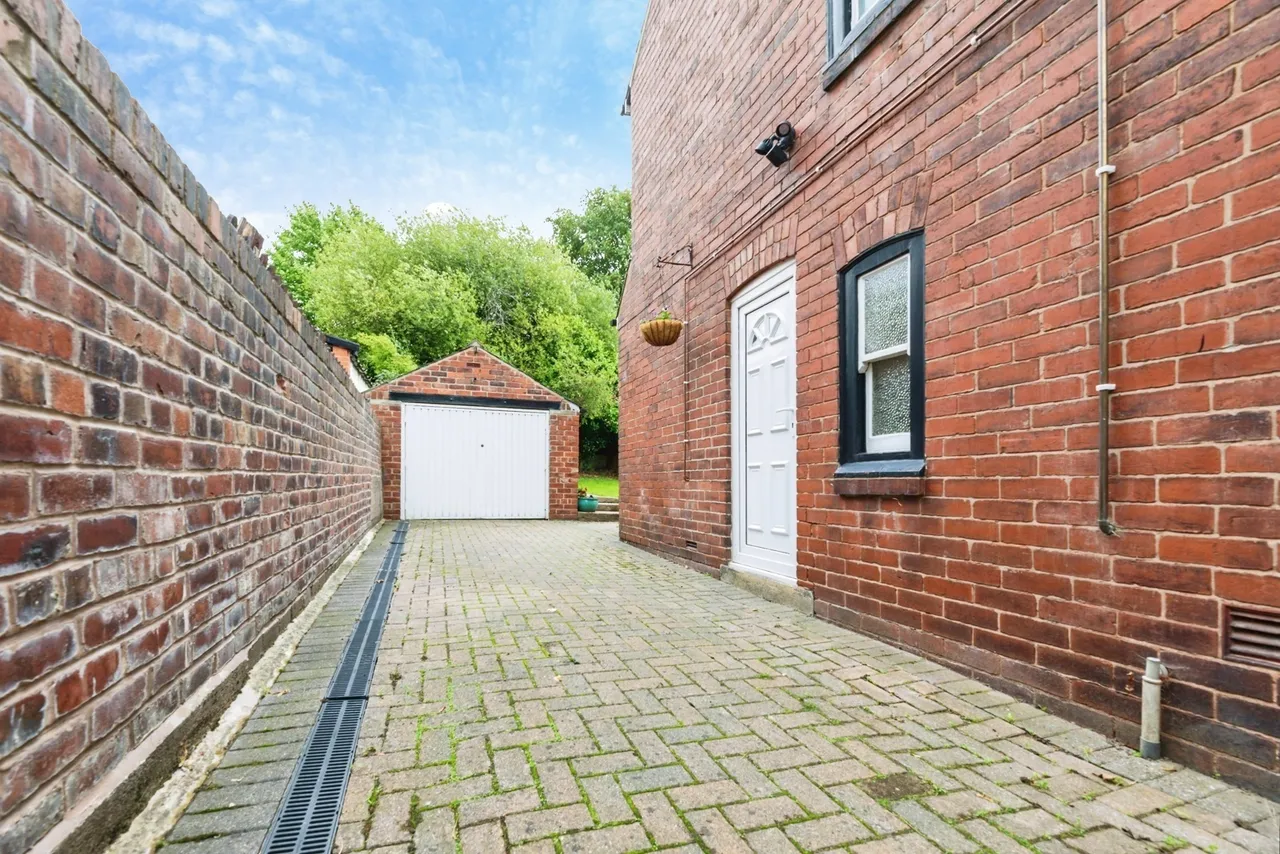Longley Lane, SHEFFIELD, South Yorkshire, S5, photo 2