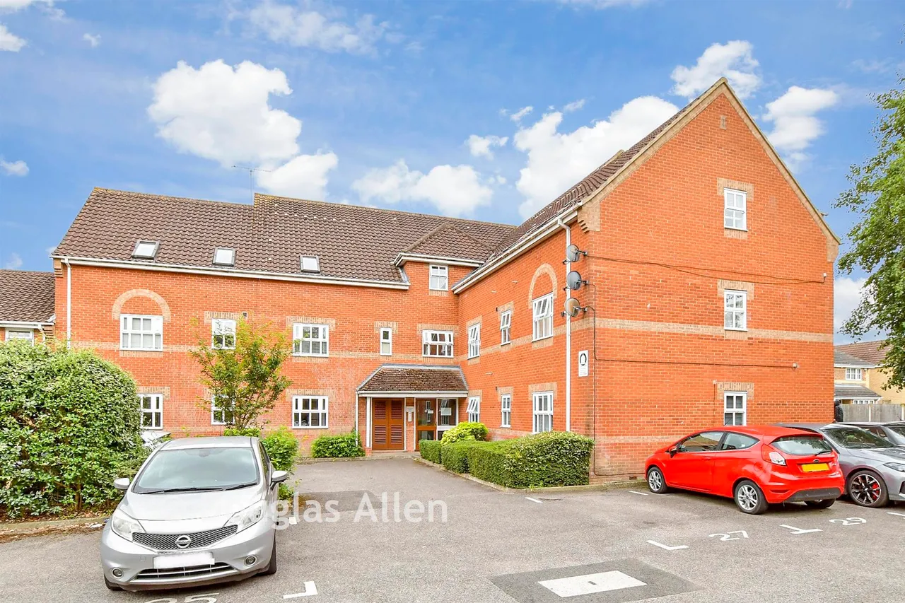 2 bed flat for sale, Northampton Grove, Langdon Hills, SS16