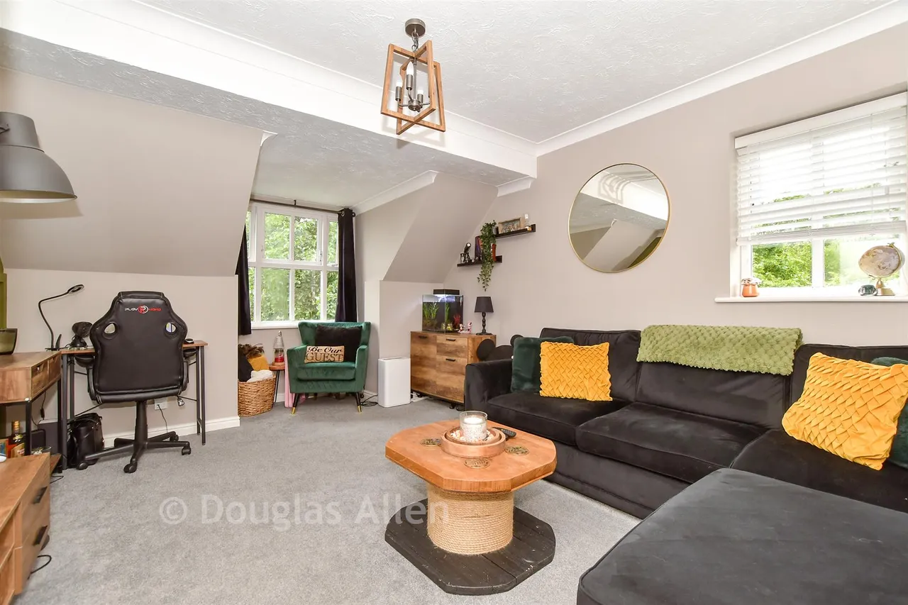 Northampton Grove, Langdon Hills, SS16, photo 3