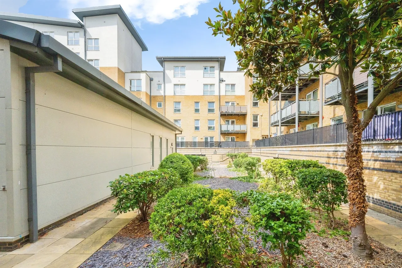 Metropolitan Station Approach, Watford, photo 12