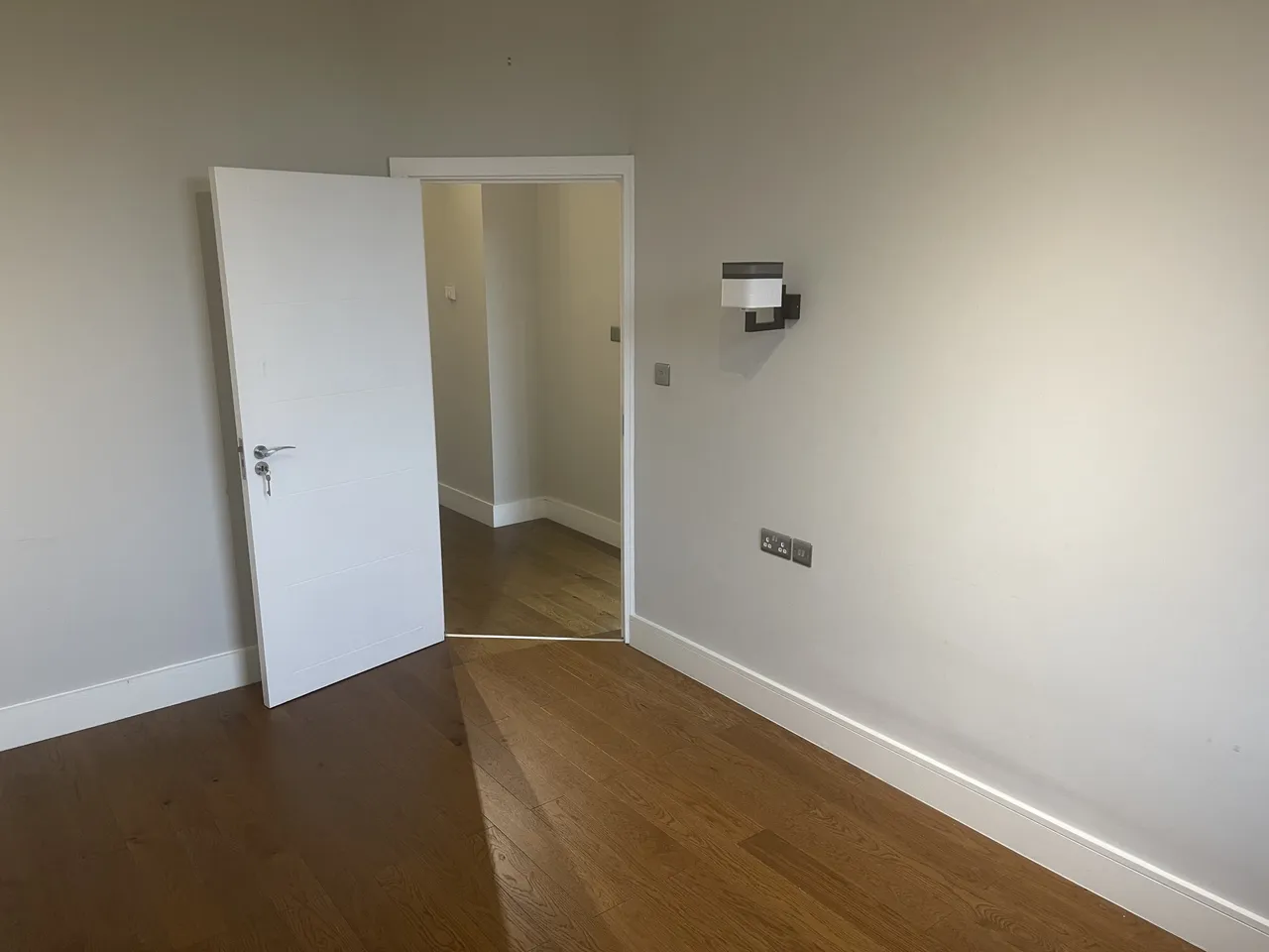 Hazelwick Avenue, RH10, photo 5