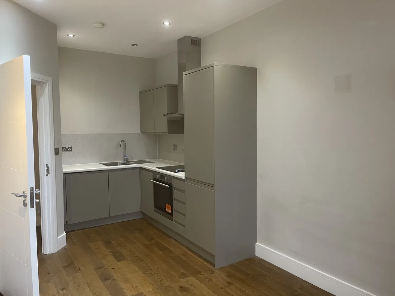 Hazelwick Avenue, RH10, photo 3