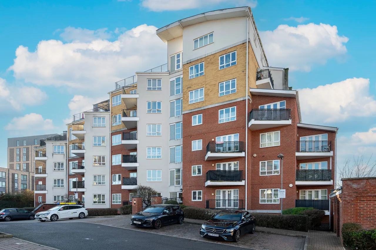 2 bed flat for sale — 40 Omega Court, The Gateway, Watford