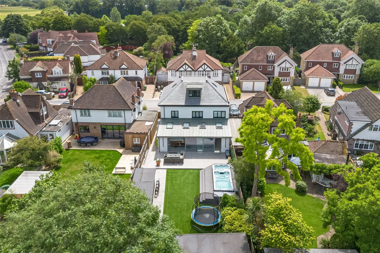 Moorhayes Drive, Laleham, TW18 1SL, photo 2