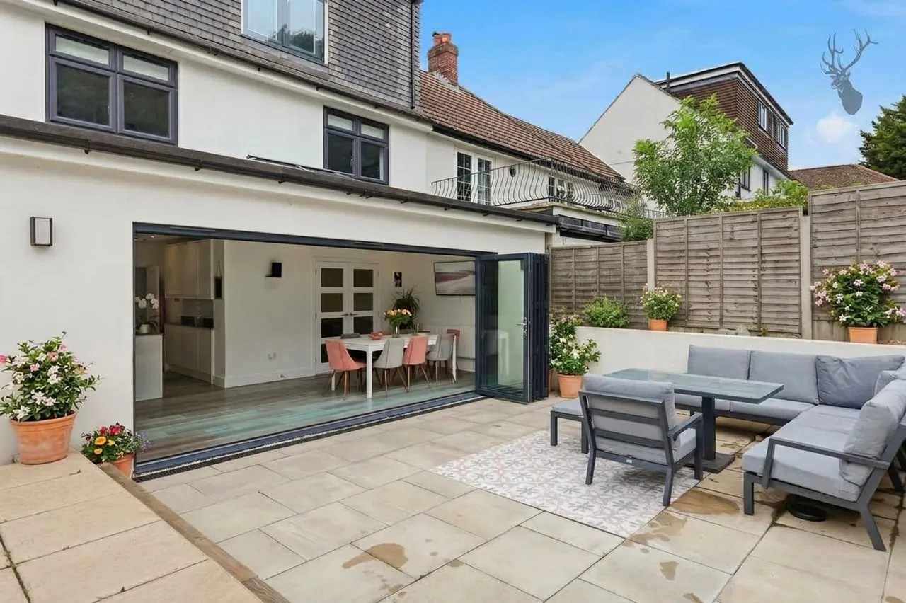 Graylands, Theydon Bois, CM16, photo 26