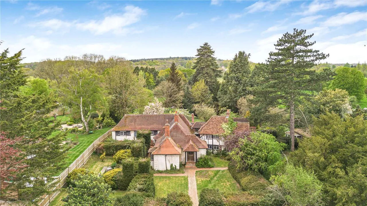 5 bed house for sale — Hall Place Lane, Burchetts Green, Maidenhead, Berkshire, SL6 6QY