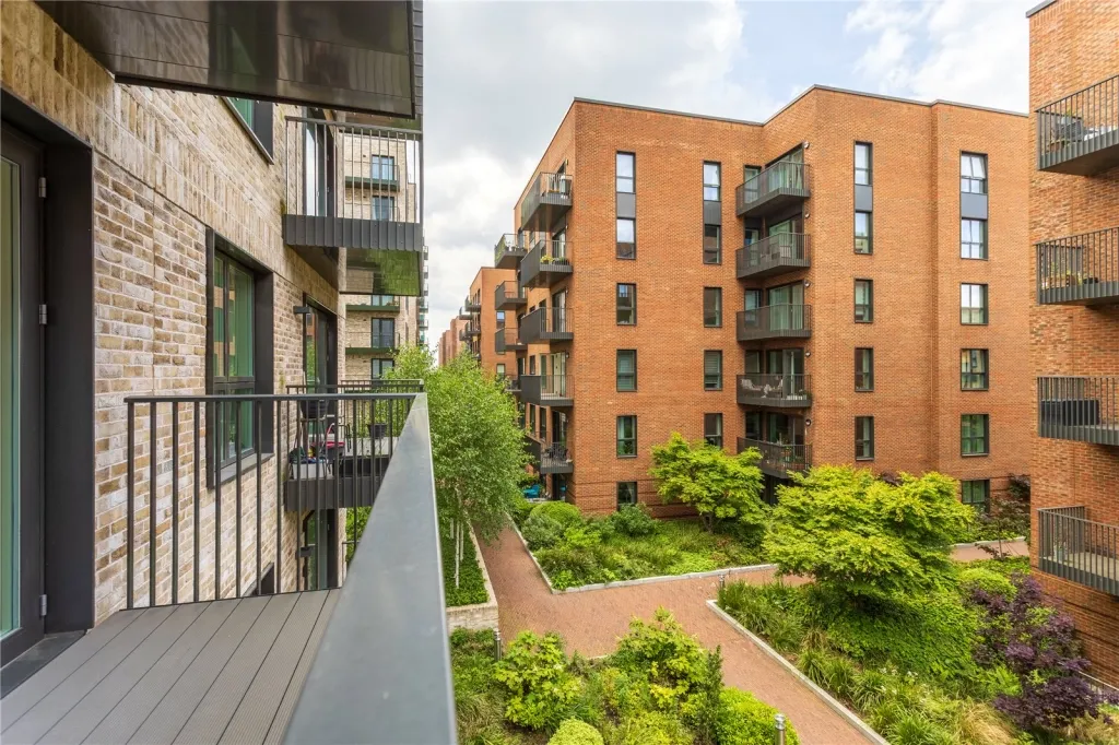 Greenleaf Walk, Southall, UB1, photo 12