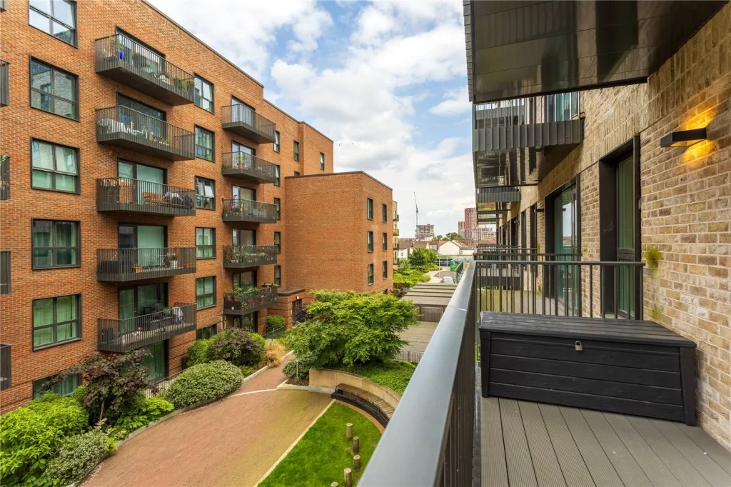 Greenleaf Walk, Southall, UB1, photo 11
